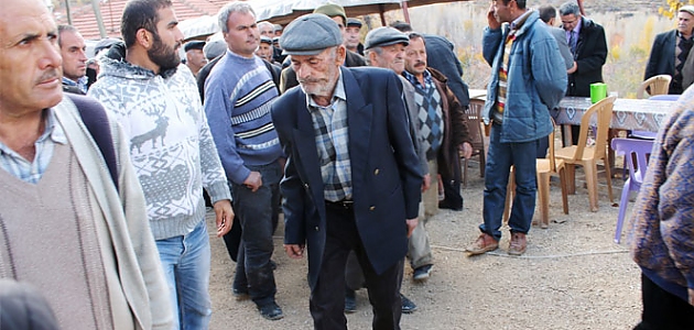 Yırtık lastik ayakkabılı madenci babası kırgın!