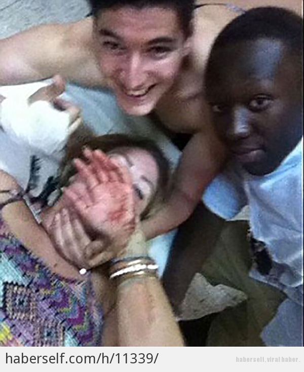 Sokağın Ortasında Bıçaklanıp Yaptığı İlk İş Selfie Çekmek Olan Genç Kızın 3 Fotoğrafı