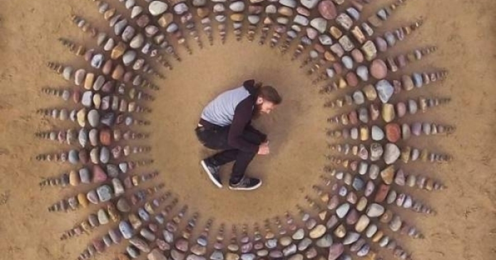 Deniz Kenarındaki Taşları Sanat Eserine Çeviren Sanatçıdan Terapi Gibi Çalışmalar