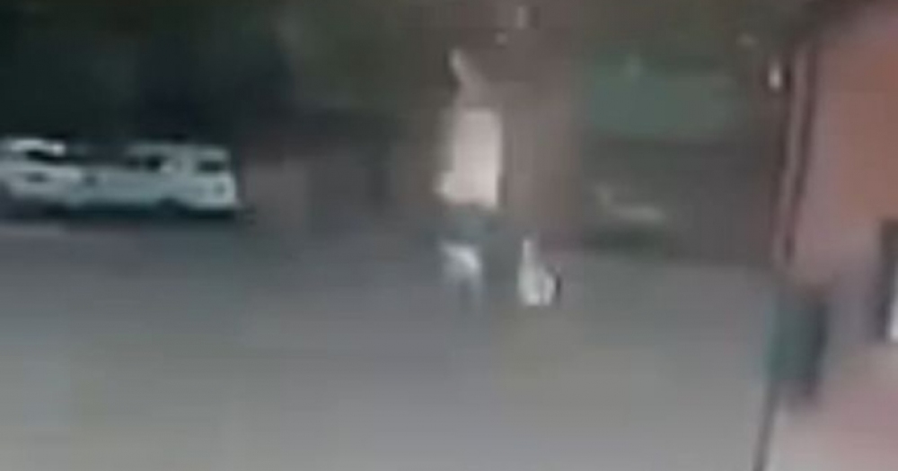 Yolda Yürüyen Bir Kadının Tepesine Yıldırım Düştüğü An