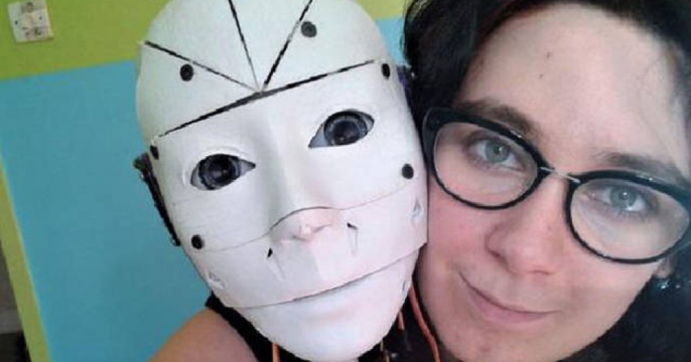 Kendi Tasarladığı Robotla Nişanlanan Kadının Tuhaf Hikayesinden 7 İlginç Kare