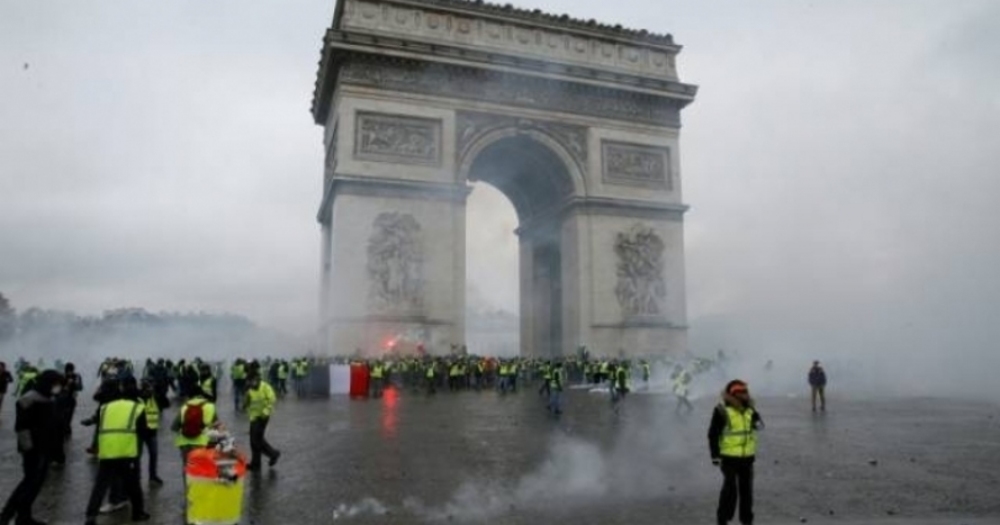 Sarı Yeleklilerin Paris'te Düzenlediği Eylemlerden Savaş Alanını Andıran Kareler