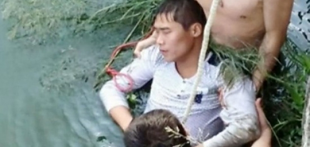 Evleneceği Kız Çirkin Çıkınca Kendisini Nehre Atan Çinli Gencin Kurtarılma Anından 5 Foto