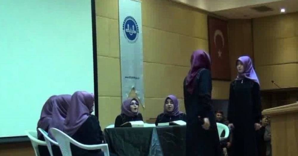 Kız Öğrencilerden 8 Mil Filmini Aratmayacak Hafızlık Kapışması