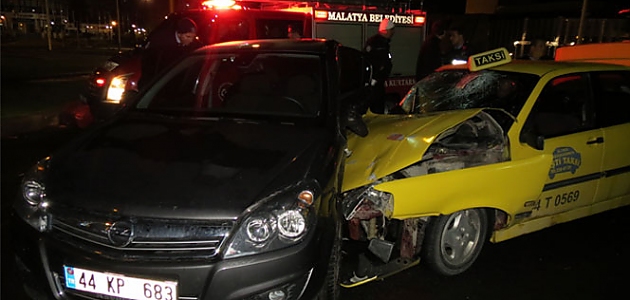 Ticari taksi ile otomobil çarpıştı: 4 yaralı!