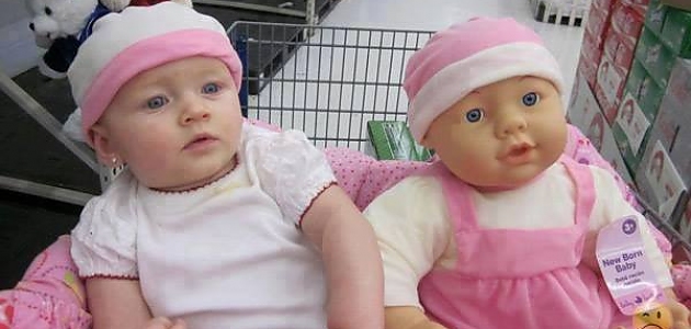 Tıpkı Kendilerine Benzeyen Oyuncak Bebeklerle Oynayan 20 Sevimli Bebek