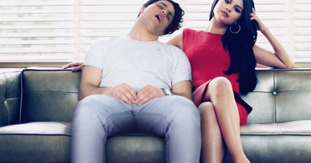Ünlülerin Yanında Uyuyakalan Gencin Birbirinden Eğlenceli 9 Photoshop Çalışması