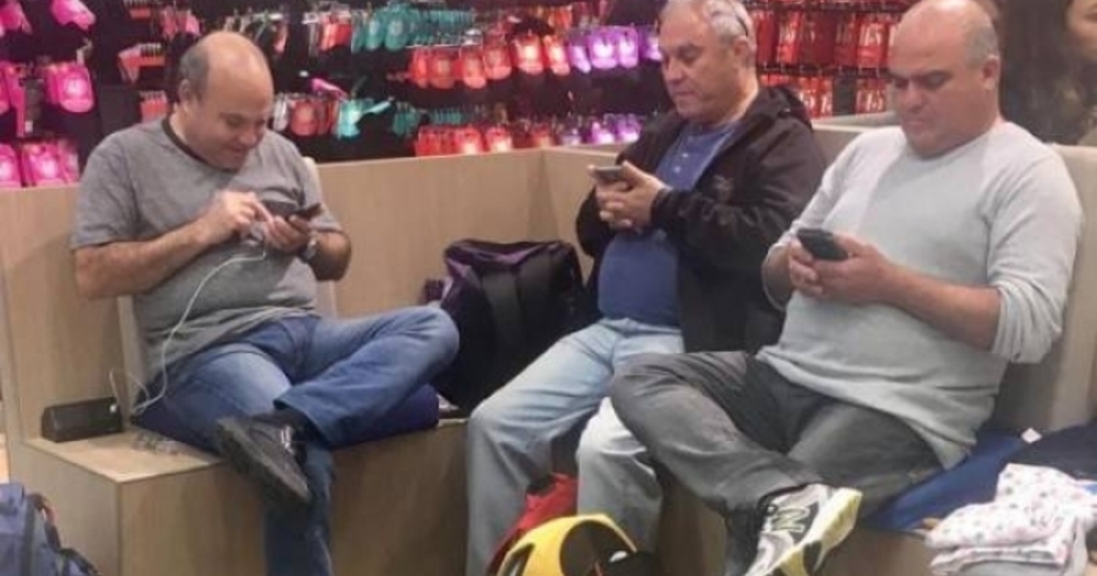 Eşleriyle Birlikte Alışverişe Çıkmak Zorunda Kalmış 17 Mazlum Erkek