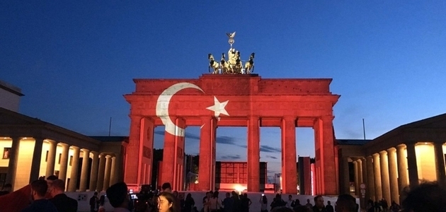 Dünyadan Türkiye'ye Kırmızı-Beyaz Destek