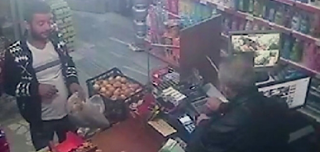 Sahte parayla alışveriş yapmak isterken yakalandı, kasadaki paraları alıp kaçtı!