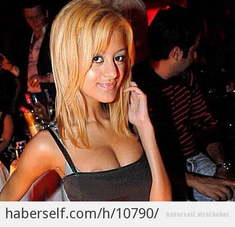 Giydiği Daracık Kıyafet Yüzünden Yürümekte Zorlanan Zahia Dehar'ın O Hallerinden 4 Komik Kare