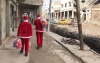 suriye de noel baba ile oynayan çocuklar / #1785538