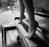 piyano çalan kadın