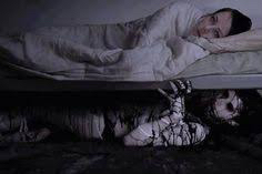 gece yatağın altından uzanan el