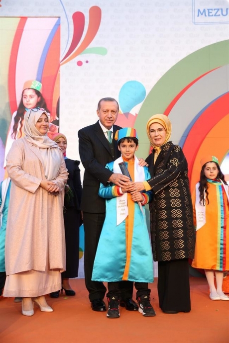 gariban çocuğa inşallah şehit olursun diyen lider