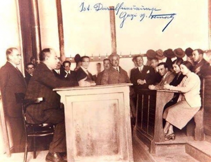öğretmen ders verirken ayakta duran cumhurbaşkanı