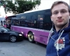 kaza yapan araçlarla selfie çeken adam / #2096932