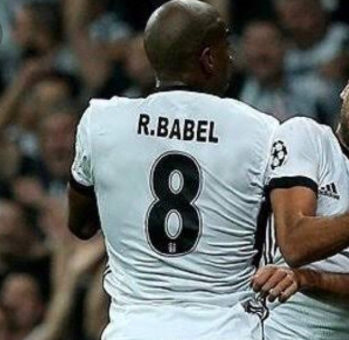 ryan babel in 8 numaralı forması