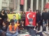 apo bayrağı altında gösteri yapmak / #1346855