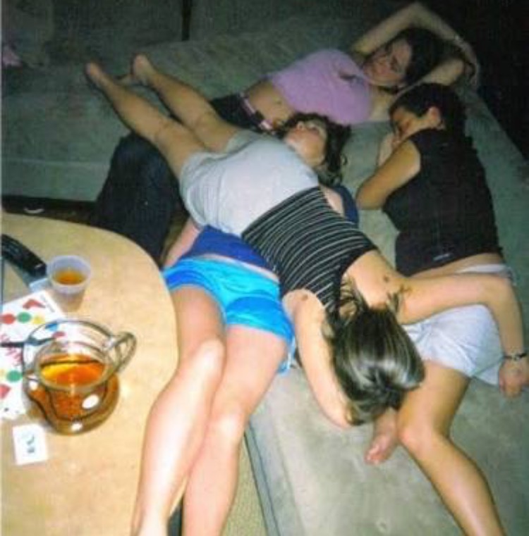 Спящие телки видео. Прикольные пьяные девушки. После вечеринки. Русские пьяные девочки.