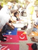 türk bayrağını masa örtüsü yapıp baklava yemek