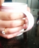 kahve kupasını iki eliyle tutan kız