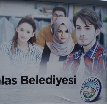 talas belediyesi nin selena gomez e türban takması