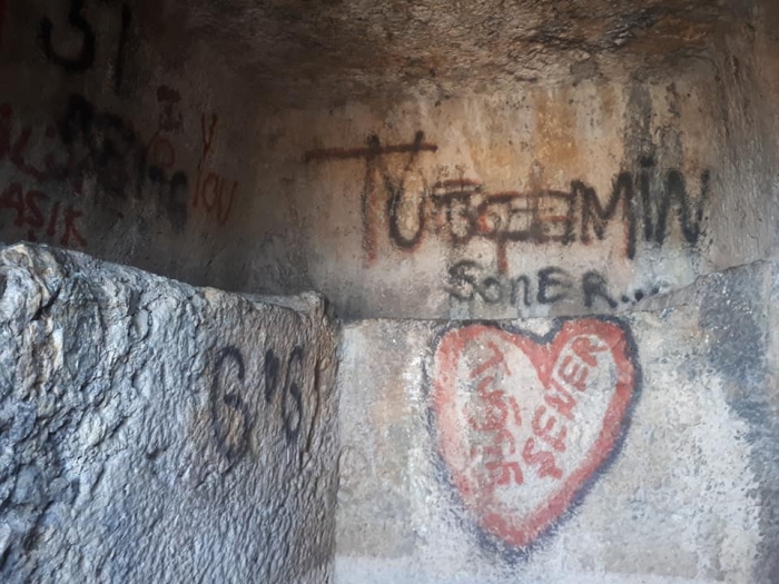 2500 yıllık kaya mezarına yazı yazan vandallar