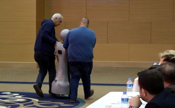 konya da üretilen robotun sahneden düşmesi