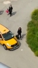 yolda yürüyen kadını taciz eden taksi sürücüsü