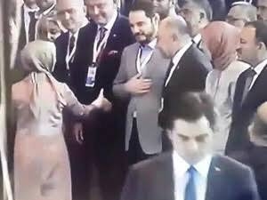 türbanlıyla tokalaşmayıp merkel ile tokalaşmak