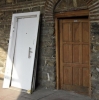 510 yıllık tarihi hana takılan çelik kapı