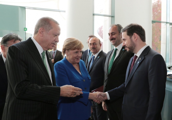 türbanlıyla tokalaşmayıp merkel ile tokalaşmak