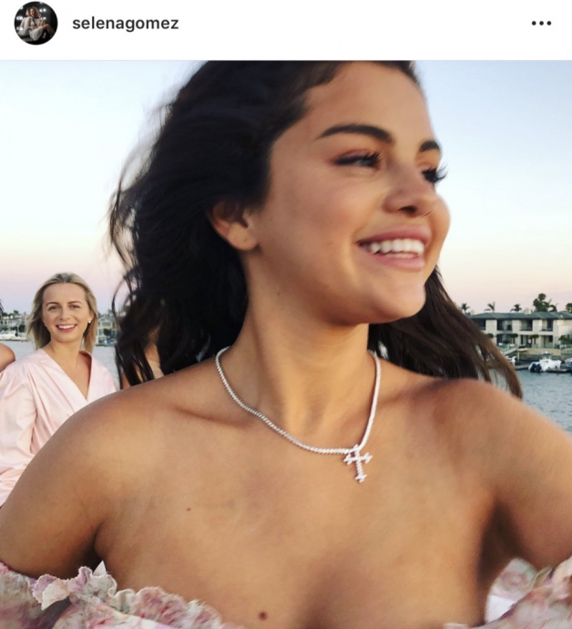 tv 8 in selena gomez in kolyesini sansürlemesi