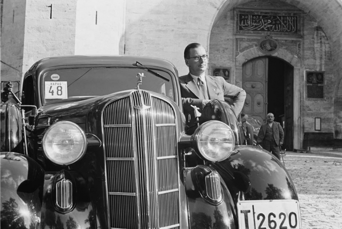 1930 lu yıllarda jilet gibi bir istanbul taksicisi