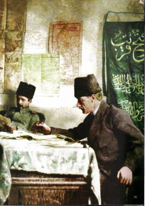 atatürk ün karargahındaki ayetli sancak