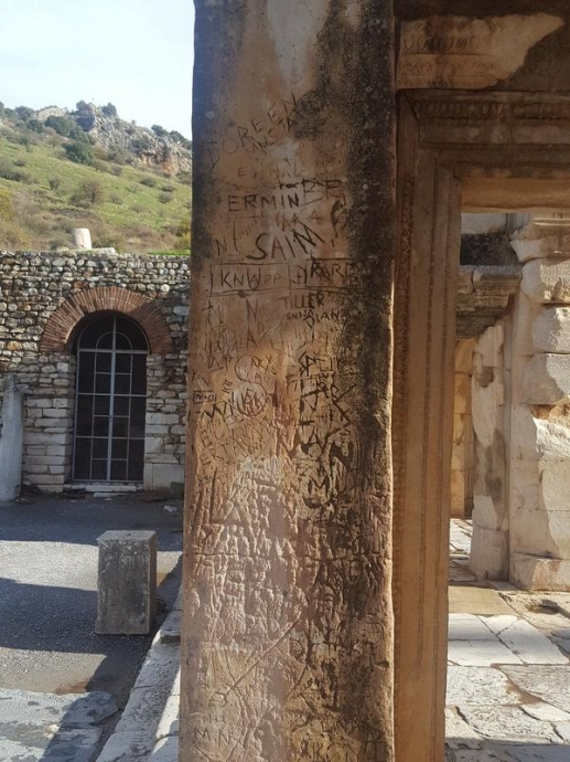 efes celsus kütüphanesine yazı yazan vandallar