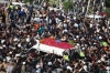 pakistan da virüsün hiçe sayıldığı cenaze töreni