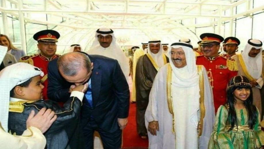 ecevit in 12 yaşındaki arap prensinin elini öpmesi