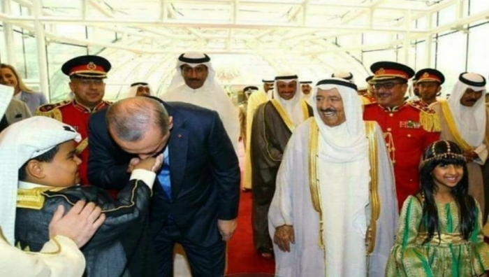 ecevit in 12 yaşındaki arap prensinin elini öpmesi