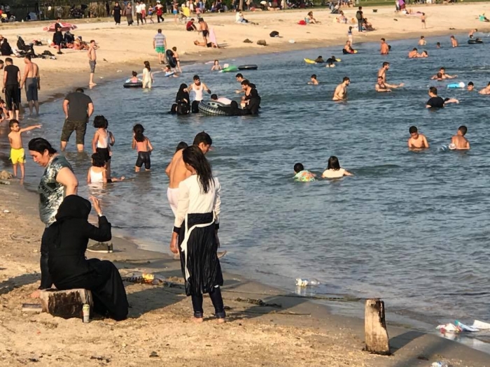 yeşilköy plajında denize giren suriyeliler