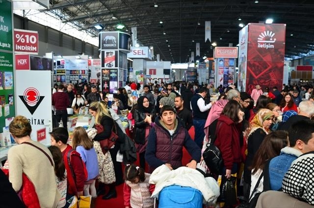 adana kitap fuarında peçeli çarşaflı provokasyon