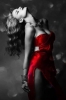 kırmızı elbiseli bayan
