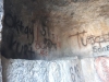 2500 yıllık kaya mezarına yazı yazan vandallar