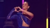 eurovision sunucusunun kalp işareti yapması / #2308168
