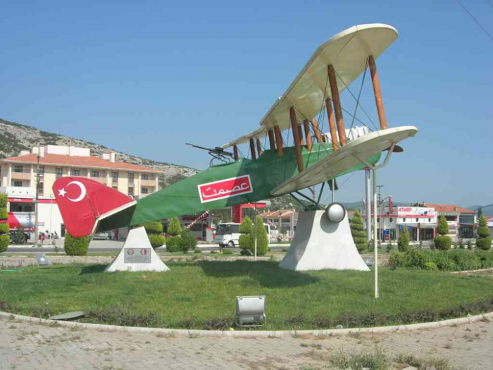 muğla kent meydanındaki ismet tayyaresi