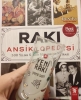 rakı ansiklopedisini açıp okuyarak rakı içen insan / #2166712