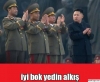 otobüste zor açılan camı açan erkek / #1025512