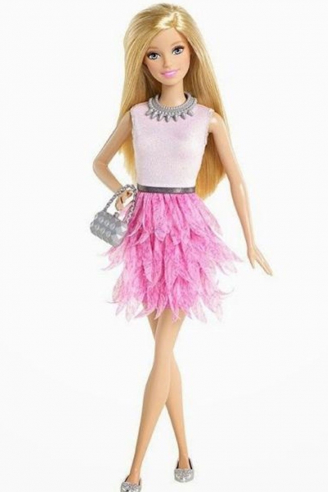 barbie bebeğe benzemeye çalışan kadın