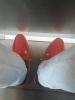 kırmızı renk ayakkabı giyen erkek